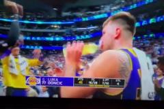 東契奇被換下場(chǎng)時(shí)，老詹與隊(duì)友們瘋狂為其歡呼！