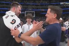 俠蜜的意難平??！東契奇與前老板庫(kù)班擁抱致意，開(kāi)懷大笑