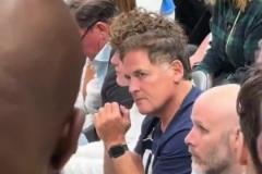 在想什么？庫班聽到全場球迷高喊“炒掉尼科”頻頻搖頭