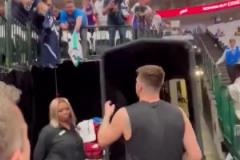 在熟悉的地方給愛他的人簽名！東契奇賽前給諸多球迷簽球衣