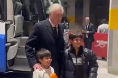 安切洛蒂一臉嚴肅離開球場，但遇到小球迷仍滿足合影要求！