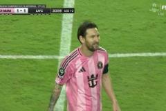 偷襲梅西任意球快發(fā)直接破門，主裁吹罰進(jìn)球無(wú)效