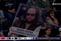 球迷惡搞！鏡頭給到狄龍一笑而過