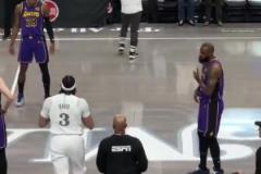 6年并肩作戰(zhàn)??！賽前跳球 濃眉上前擁抱致意好兄弟詹姆斯！