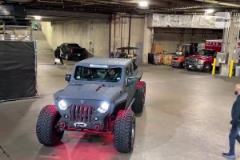 東契奇今日駕駛一輛超級拉風(fēng)的越野車抵達(dá)球館！