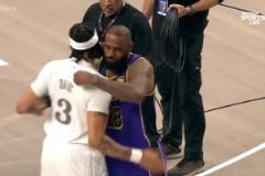 兩個月沒見，詹姆斯和濃眉這個手勢依舊這么熟練啊