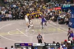 這40歲？里夫斯高拋妙傳 詹姆斯高高躍起獻(xiàn)單臂空接炸扣！