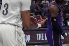 你個死鬼！濃眉今天在場上朝老詹豎中指