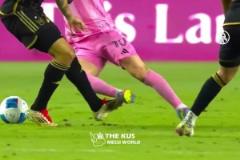 這是上頭了！梅西被洛杉磯球員一腳掃堂腿干翻在地