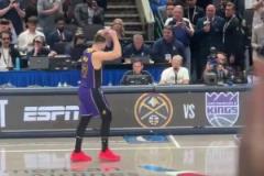 別把鏡頭給我！東契奇45分的字幕打出，攝影師精準(zhǔn)找到看臺上的Nico