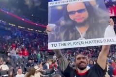 海王太搞了！亞當(dāng)斯把快船球迷惡搞狄龍的板子拿回去了