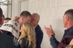 干得漂亮！東契奇賽后接受湖人工作人員夾道鼓掌