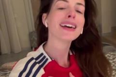 大勝皇馬！女神安妮-海瑟薇穿阿森納球衣高唱槍手新隊(duì)歌