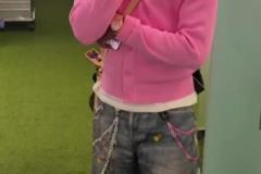 帥??！巴薩4:0多特蒙德，亞馬爾賽后的穿搭 粉色毛衣+牛仔短褲