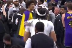 關(guān)系一看就很鐵！賽后里夫斯一下子躥到濃眉身上，來了個熊抱