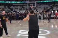 這球場(chǎng)我可太熟了東契奇賽前熱身半場(chǎng)三分一擊即中