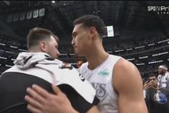 感情深?東契奇賽后率先與獨(dú)行俠的前隊(duì)友們一一擁抱交談