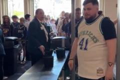 達(dá)拉斯球迷入場(chǎng)幾乎都是77球衣！這座城市對(duì)東契奇的愛(ài)溢于言表