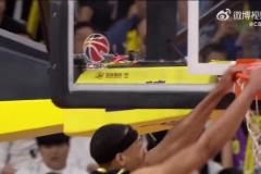 NBA級別的身體天賦！貝茲利空中躲閃折疊重扣點燃全場