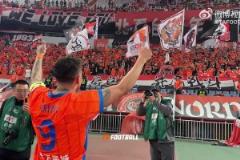 克雷桑一球入賬，賽后本人謝場(chǎng)時(shí)看臺(tái)響起克雷桑之歌