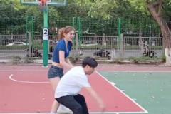 集夢(mèng)會(huì)長(zhǎng)背打一米8的女生，這是真打球??！