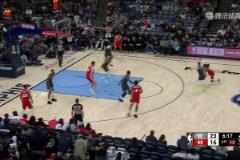 再現(xiàn)爭(zhēng)議慶祝動(dòng)作！莫蘭特飚進(jìn)三分后，朝觀眾“扔手雷”慶祝