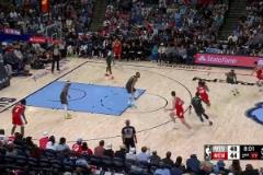 神仙好腰！莫蘭特對(duì)抗戈貝爾高難滯空挑籃，隨后又端起新武器