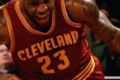 老詹這恐怖的大體格，完美詮釋什么叫“人型坦克”！