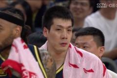 動(dòng)作大！任駿飛犯規(guī)后扇到王哲林后腦勺 被吹奪權(quán)直接離場??！