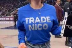 主場不準(zhǔn)球迷打印“解雇Nico”標(biāo)語，女球迷就出此下策