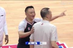 致敬NBA？王哲林快攻打進(jìn) 但裁判表示上海已叫暫停進(jìn)球無效