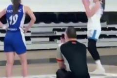 裁判向球員求婚成功，對(duì)手：今天我們應(yīng)該贏不了...