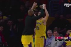 老詹是真愛小里啊！湖人大比分領(lǐng)先火箭，老詹&小里開心蹦蹦跳跳