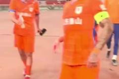 山東泰山隊(duì)主場(chǎng)大勝深圳，賽后克雷桑卻被人背后偷襲了