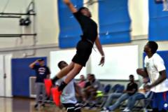 99年奧尼爾巴克利險爆沖突，關(guān)鍵時刻媽媽們出手制止