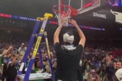 這是真高啊，2.36米剪籃網(wǎng)連梯子都不用