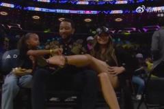 歌手約翰-傳奇觀戰(zhàn)，妻子竟當(dāng)老公孩子的面，對(duì)鏡頭大秀美腿