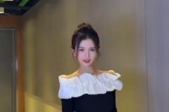 騰訊女主播煉煉：請(qǐng)問(wèn)大家，哪套好看？我承認(rèn)我不太協(xié)調(diào)~