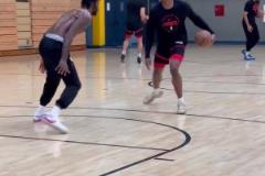 阿門、伊森、小史密斯三人在訓(xùn)練中玩了一波1v1