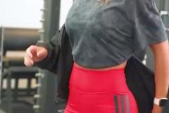 安東內(nèi)拉社媒曬廣告視頻，37歲了身材曲線依舊完美