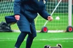 萌！穆帥抱著小哈士奇來球場訓(xùn)練