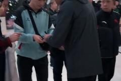 暖心?，邵佳一重回國安耐心為球迷簽名