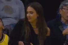 女神阿爾巴又來(lái)看湖人了，約翰-傳奇的妻子場(chǎng)邊也大秀美腿