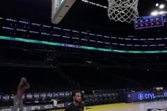 備戰(zhàn)火湖大戰(zhàn)！老詹賽前熱身連中超遠(yuǎn)三分，狀態(tài)相當(dāng)火熱！