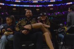 今天杰西卡-阿爾巴也來(lái)看火湖大戰(zhàn)，一美女還朝鏡頭秀美腿