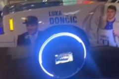 街頭出現(xiàn)東契奇主題汽車 大家覺得如何？