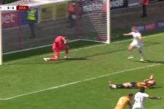 英乙驚現(xiàn)5-4大球局后衛(wèi)烏龍絕殺自家隊，對手在其面前瘋狂慶祝