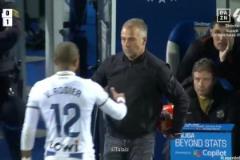 以牙還牙！萊加內(nèi)斯之前未歸還球權(quán)，皮球再出界時(shí)弗里克也不給