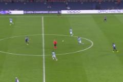 曼聯(lián)當初因為出球能力簽下他，但奧納納這個技能沒怎么使用過