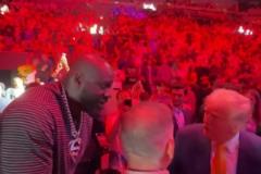 美國總統(tǒng)特朗普現(xiàn)場觀戰(zhàn)UFC，奧尼爾上前與其打招呼！